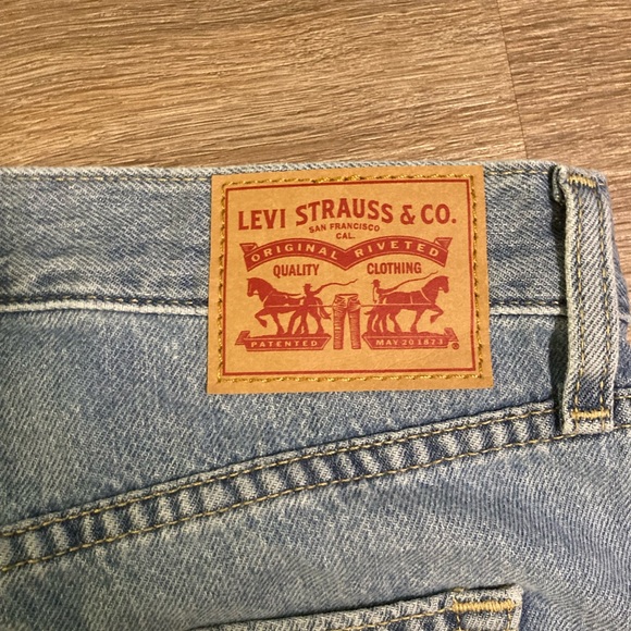High rise Levi light wash jeans - Picture 3 of 4